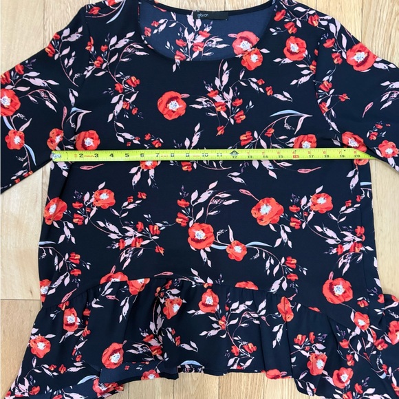 Gibson Look Ruffle Asymmetrical Floral Blouse - Navy/Red - Size M - Picture 6 of 6